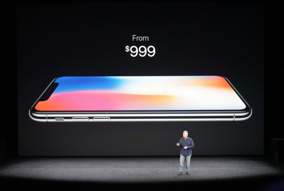 Luxusnější varianta nového iPhonu bude mít displej po celé přední straně. Chybí tlačítko „home button“. K mání bude od 999 dolarů, tedy zhruba za 22 tisíc korun.