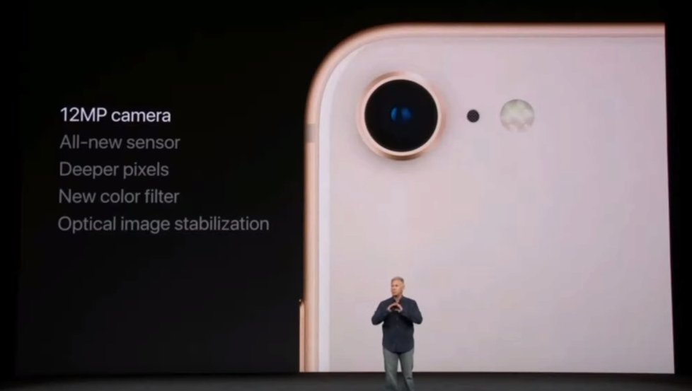 Záběry nového iPhonu od Applu ze slavnostního představení. Parametry fotoaparátu: 12 megapixelů, zbrusu nový senzor nebo nové barevné filtry.