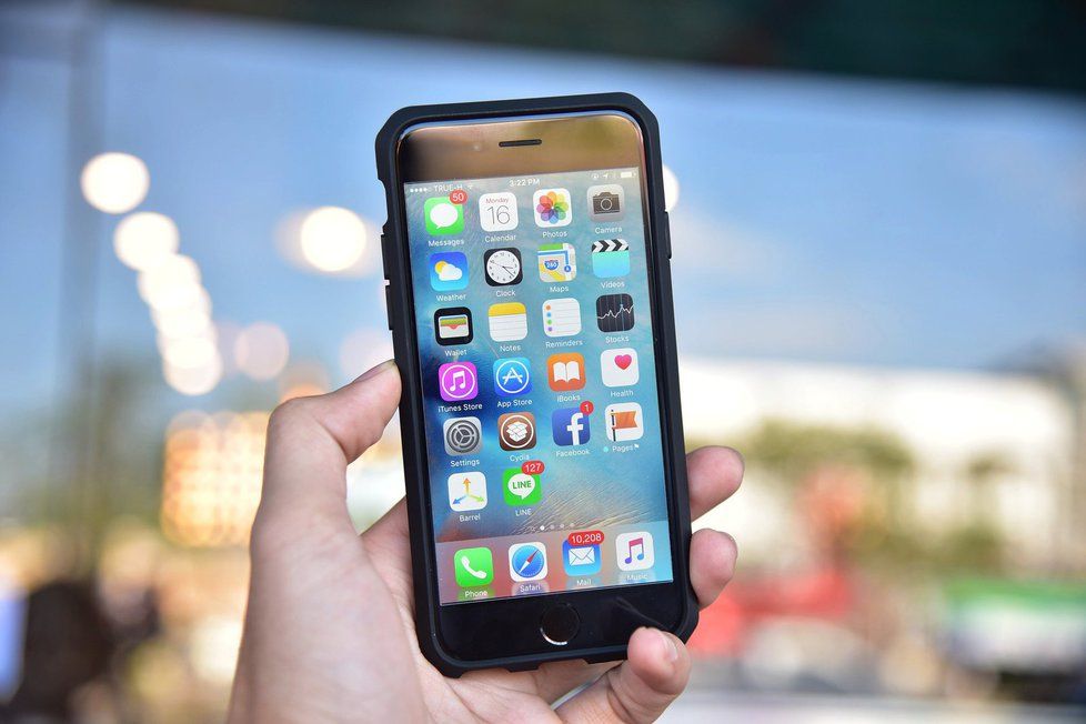 Apple přiznal, že zpomaluje výkon některým starším telefonům iPhone. Schytal za to velkou kritiku.
