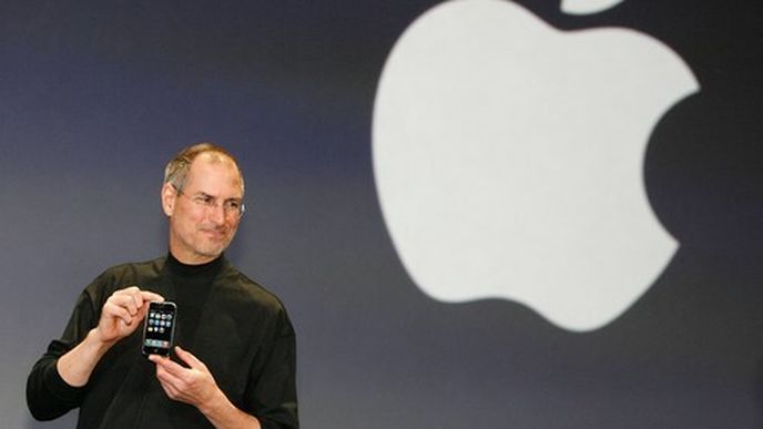 Někdejší šéf firmy Apple Steve Jobs představil iPhone na konferenci 9.ledna 2007