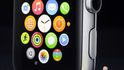 Apple ukázal nový iPhone a překvapivě také chytré hodinky
