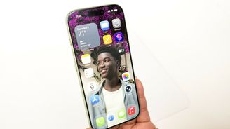 Řekni kde ty iPhony jsou. Pod stromeček Jablka doručí vánoční zázrak, nebo Ježíšek s příplatkem Řekni kde ty iPhony jsou. Pod stromeček Jablka doručí vánoční zázrak, nebo Ježíšek s příplatkem