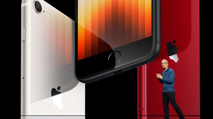 Šéf Applu Tim Cook představuje nový iPhone SE.