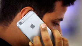 Dva velcí akcionáři americké technologické společnosti Apple vyzvali firmu, aby podnikla kroky proti rostoucí závislosti dětí na chytrých telefonech.