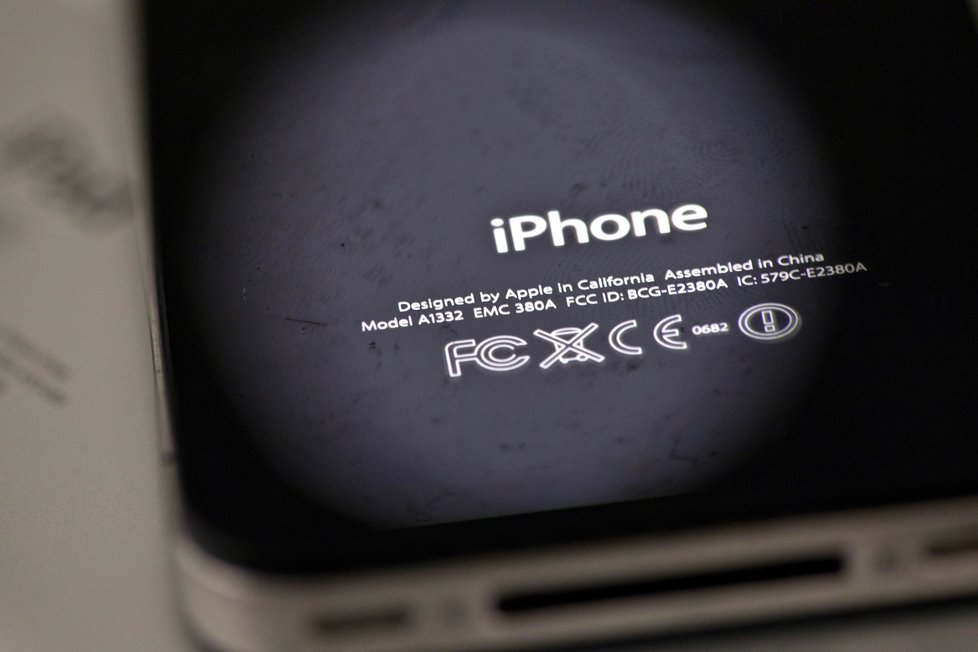 Apple odráží kritiku za zpomalování iPhonů.
