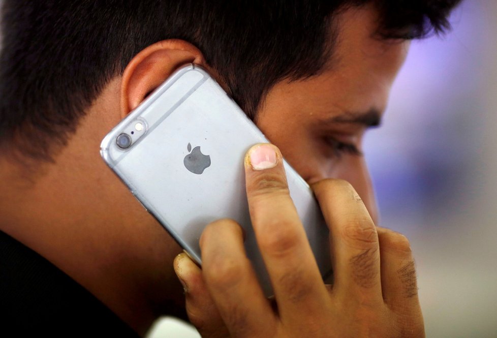 Apple odráží kritiku za zpomalování iPhonů.