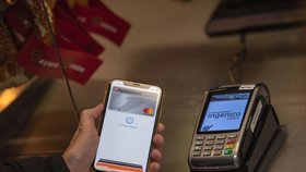 Apple Pay v Česku. Jak zaplatit iPhonem nebo hodinkami Apple Watch