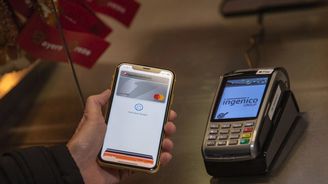 Placení mobily potáhne nahoru bezkontaktní platby, říká šéf českého Mastercard