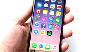 O nový iPhone 8 byl u operátorů slabší zájem. Kvůli modelu X