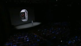 Apple představil nové iWatch.