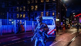Ozbrojenec v centru Amsterdamu drží rukojmí v obchodě Apple Store. Situaci na místě se snaží dostat pod kontrolu policie. (22.2.2022)