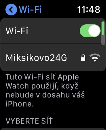 Hodinky mají Wi-Fi, Bluetooth i GPS, takže do jisté míry je pak lze používat i nezávisle na iPhonu