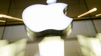 Britští vědci otestují vakcínu na Američanech. Apple vyrobí 75 milionů iPhonů