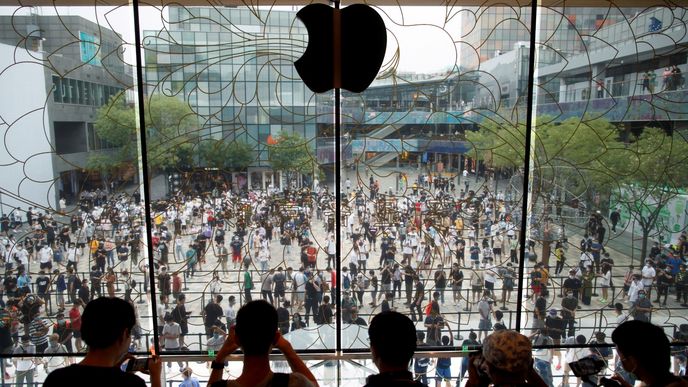 Znovuotevření prodejny Applu v Pekingu - hodnota firmy přesáhla dva biliony dolarů