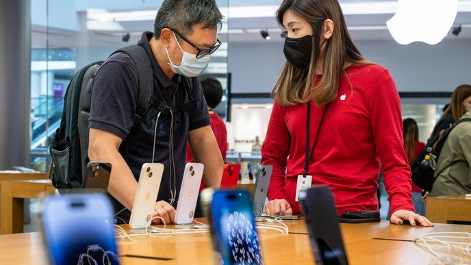 Čínský trh je pro Apple důležitý, pochází z něj zhruba pětina z celkových tržeb společnosti. Zároveň se v čínských továrnách sestaví až 95 procent iPhonů.