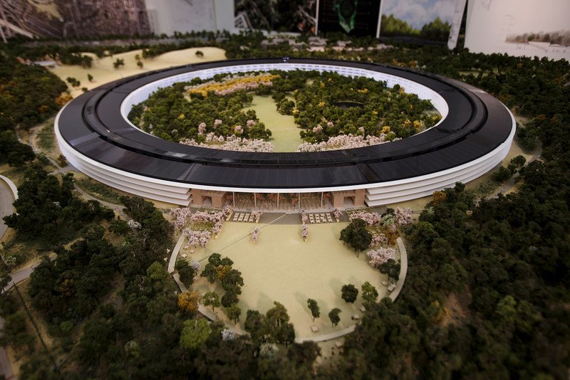 Apple park okem dronu