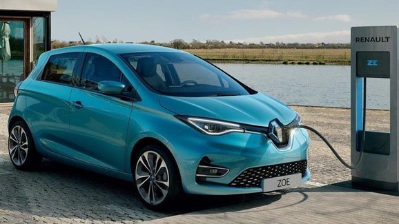 Renault vybavil zapadlou vesnici elektromobily: Když to zvládnou oni, tak prý každý