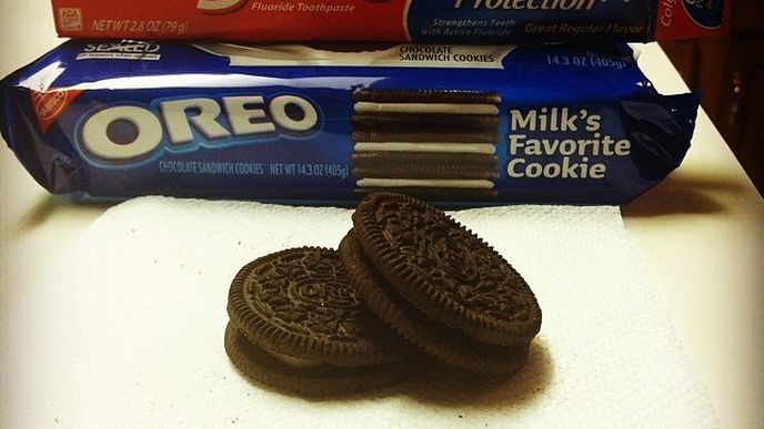 1. Mezi sušenky Oreos dejte pastu na zuby.