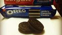 1. Mezi sušenky Oreos dejte pastu na zuby. 1. Mezi sušenky Oreos dejte pastu na zuby.