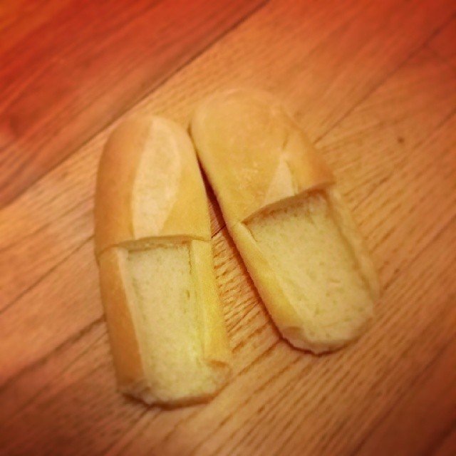 12. Místo pantoflí vyrobte pantofle z chleba.