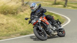 Mototest Aprilia Tuono 457 – Uličníkem snadno a rychle Mototest Aprilia Tuono 457 – Uličníkem snadno a rychle
