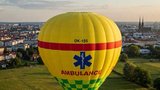 Tramvaj na Pražském hradě i balonová záchranka! Nejlepší aprílové žertíky institucí i politiků