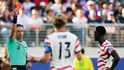 Útočník USA Folarin Balogun a červená karta. Trest stopky pro příští zápas FIFA odvolala po intervenci Donalda Trumpa. Útočník USA Folarin Balogun a červená karta. Trest stopky pro příští zápas FIFA odvolala po intervenci Donalda Trumpa.