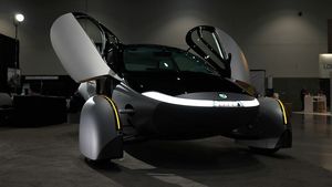 Nově odhalený futuristický prototyp solárního elektromobilu má dojezd 1000 mil