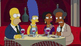 Vypadá to, že Apu Nahasapeemapetilon (vpravo) jen tak ze seriálu Simpsonovi nezmizí.