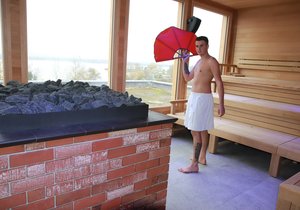 Nová panoramatická sauna v Pasohlávkách nabízí výhled na Pálavu, pokud tedy není zrovna mlha.