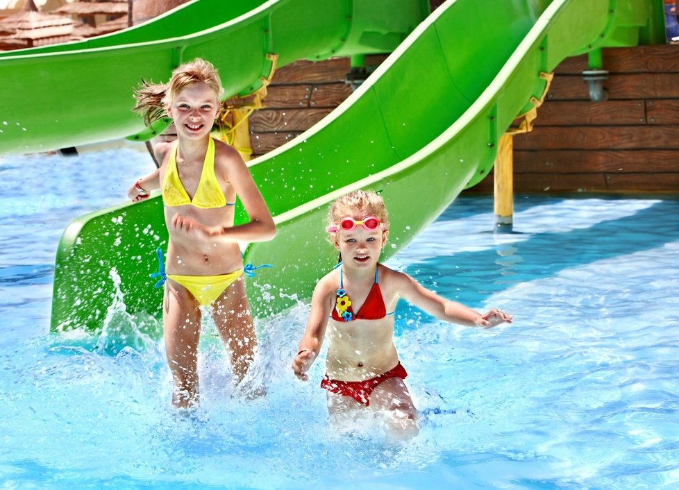 Odborníci doporučují naučit děti plavat brzy (Ilustrační foto).
