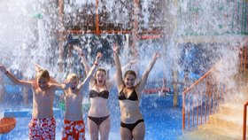 Aquaparky nabízí nejen příjemné zchlazení v parném dni, ale i spoustu zábavy.