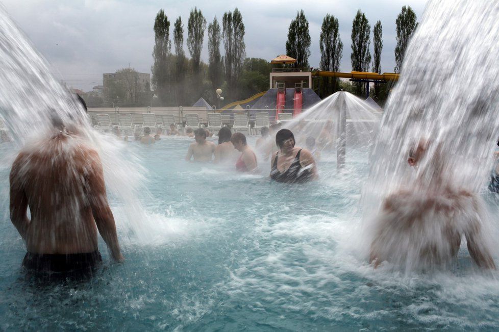 V sobotu odpoledne za sportem jedině k vodě – její teplota se v přírodních nádržích pohybuje až na 25 °C.