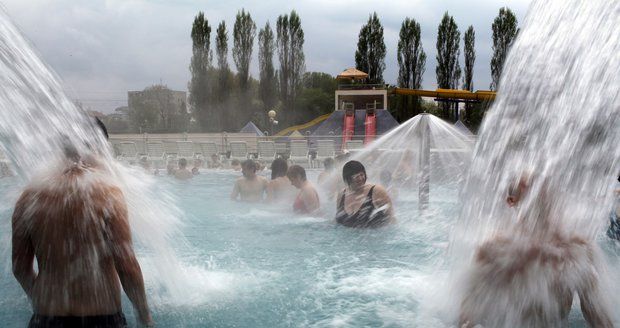 Tropy, dusno, bouřky. V týdnu bude až 34°C, meteorologové rozšířili výstrahu před požáry