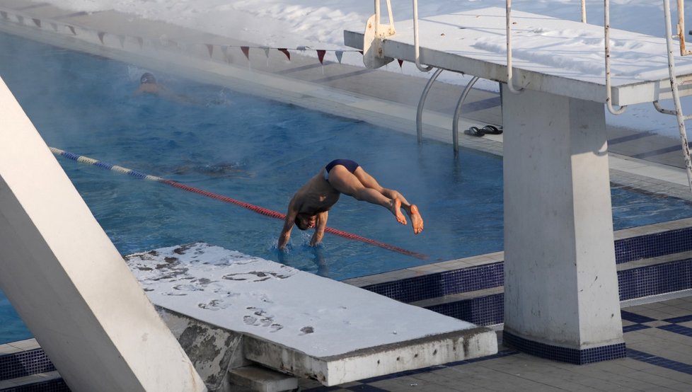 Na přímém slunečním záření se může vzduch přes pondělní poledne klidně zahřát až na 50 °C.