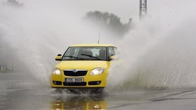 Fontány vody při aquaplaningu znamenají, že vůz jede rychleji než 80 km/hod.