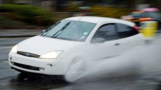 Aquaplaning: Co to je, příčiny vzniku a co při něm dělat Aquaplaning: Co to je, příčiny vzniku a co při něm dělat