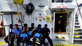 Šestice zemí Evropské unie, včetně Španělska, Portugalska a Francie, se dohodlo na rozdělení 141 migrantů, kteří jsou od pátku na palubě záchranářské lodi Aquarius