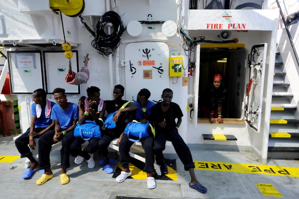 Šestice zemí Evropské unie, včetně Španělska, Portugalska a Francie, se dohodlo na rozdělení 141 migrantů, kteří jsou od pátku na palubě záchranářské lodi Aquarius.