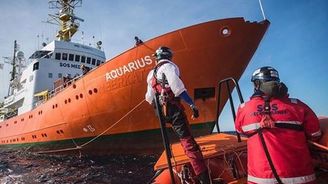 Loď Aquarius, kterou v červnu odmítly Itálie i Malta, opět nabírá migranty u pobřeží Libye