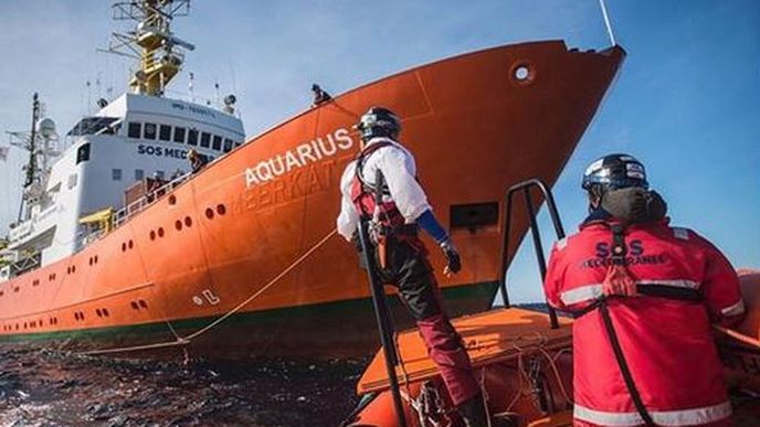 Loď Aquarius po mezinárodních rozepřích opět nabírá u Libye uprchlíky.