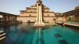 V Dubaji se luxus a výjimečné zážitky očekávají. Ve vodním světě Aquaventure na palmovém ostrově poblíž hotelu Atlantis se můžete sklouznout za žraloky. Nejoblíbenější atrakcí tohoto aquaparku je totiž The Leap of Faith – na vrcholu mayské věže naskočíte na skluzavku, která vás dovede až do průhledného tunelu, kde kolem vás budou plavat skuteční žraloci.