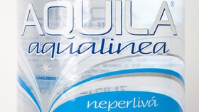 Z regálů je stahována neperlivá Aquila Aqualinea. Voda je podrobována dalším testům a není doporučováno ji konzumovat.