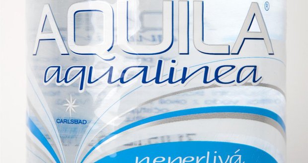 Z regálů je stahována neperlivá Aquila Aqualinea. Voda je podrobována dalším testům a není doporučováno ji konzumovat.