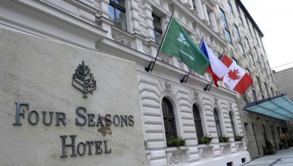 Hotely Four Seasons, v nichž drží významné balíky akcií.