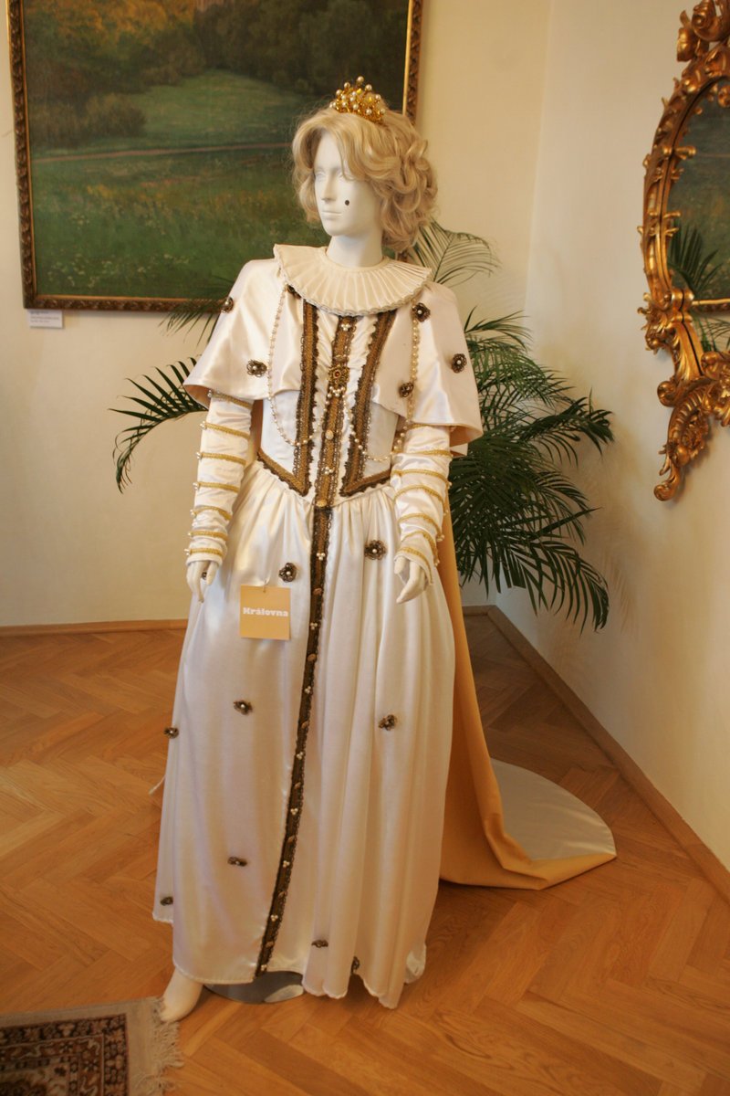 Bohatě zdobená róba královny je ozdobou celé výstavy.
