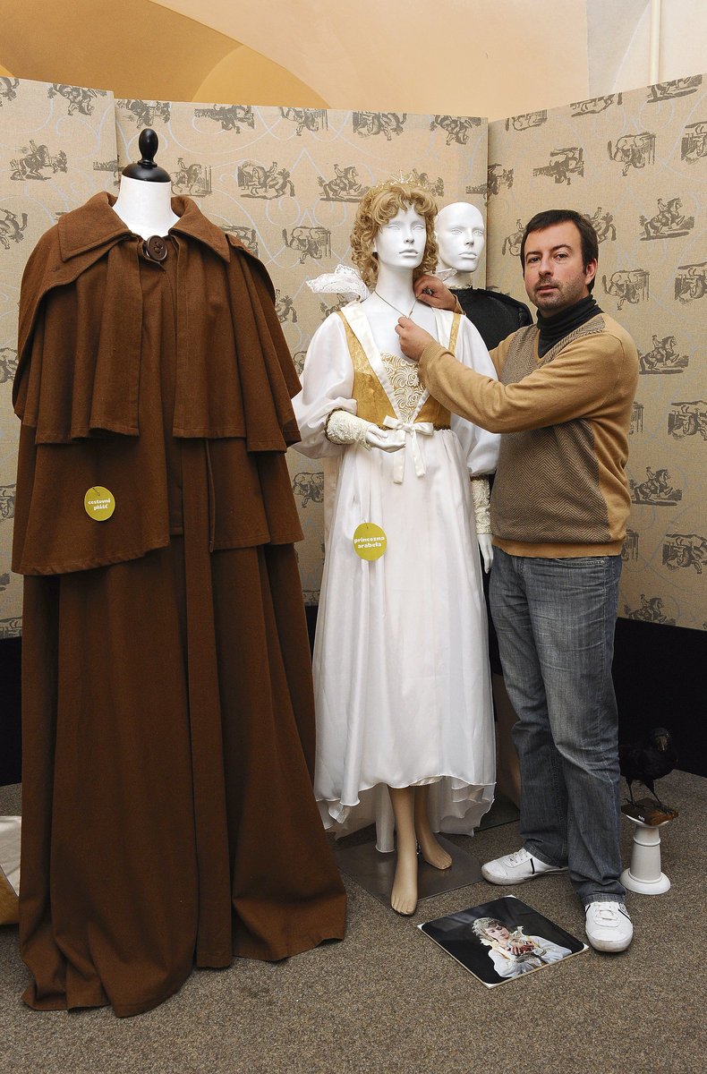 Známé šaty ze seriálu Arabela zavítaly i na výstavu. Organizátor výstavy Petr Lukas upravuje náhrdelník u šatů princezny Arabely.