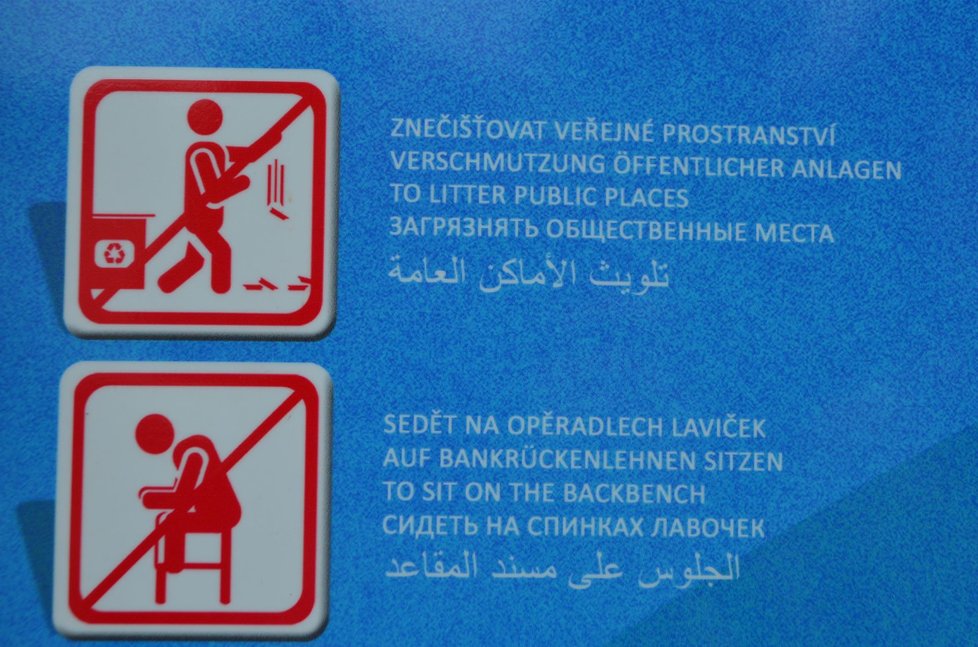 Cedule upozorňuje nepořádníky i v arabštině.