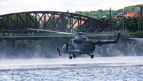 Bojové nasazení v centru Prahy! Z vrtulníku do Vltavy naskákalo několik výsadkářů, dav tleskal