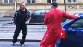 Muž, který v červené teplákovce bojoval s šermířem v centru Prahy, je podle policie členem zlodějského gangu